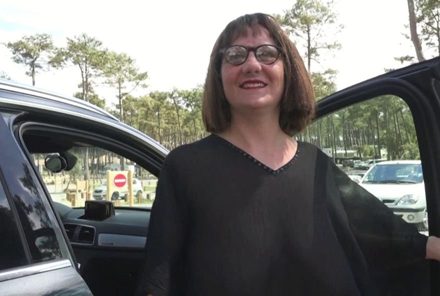 gladys-mere-au-foyer-qui-fait-des-plans-culs-a-la-plage-des-casernes-a-seignosse-video-exclusi...jpg
