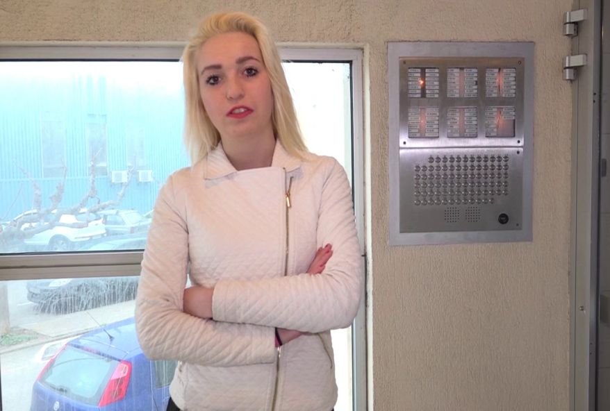 cindy-bordelaise-de-18-ans-tres-coincee-video-exclusive_01.jpg