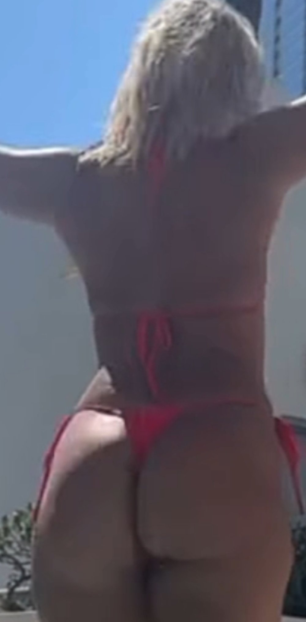 Carol bikistring rose fluo pool rooftop vd inst2.jpg