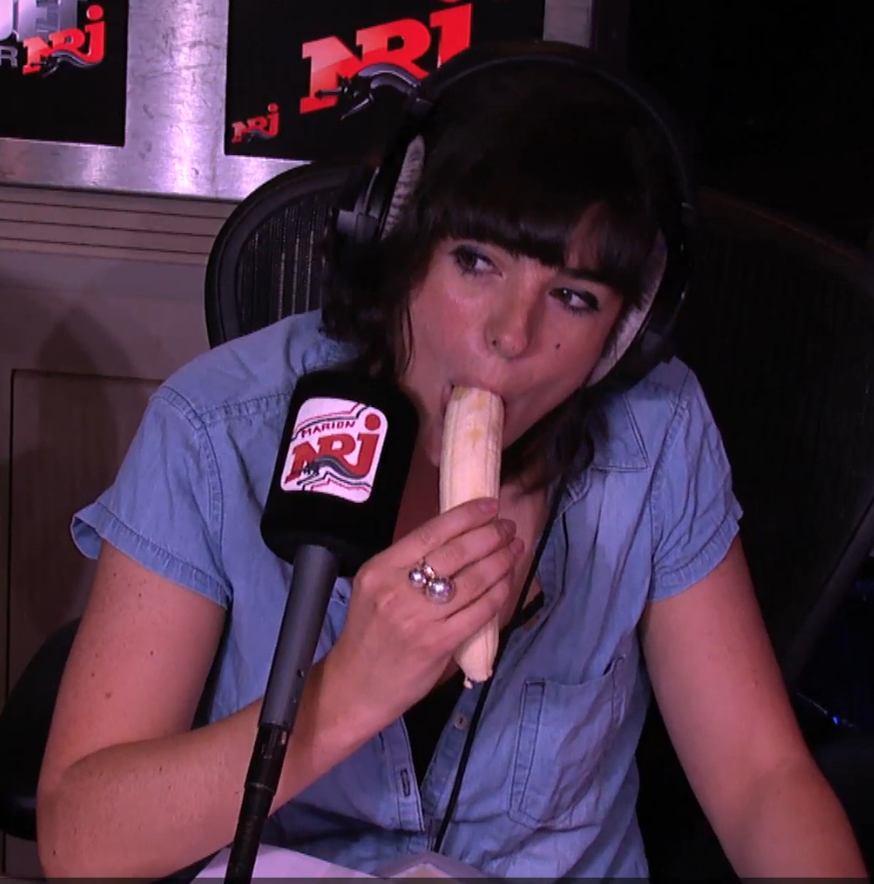 marion suce une banane4.PNG
