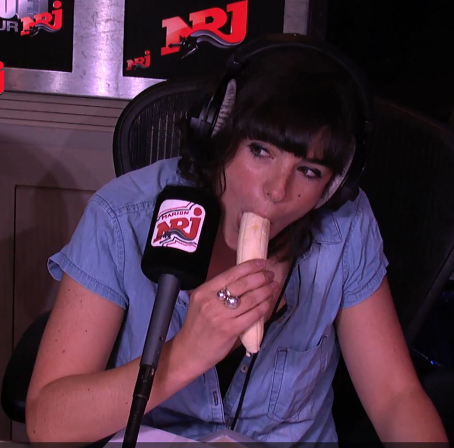 marion suce une banane3.PNG