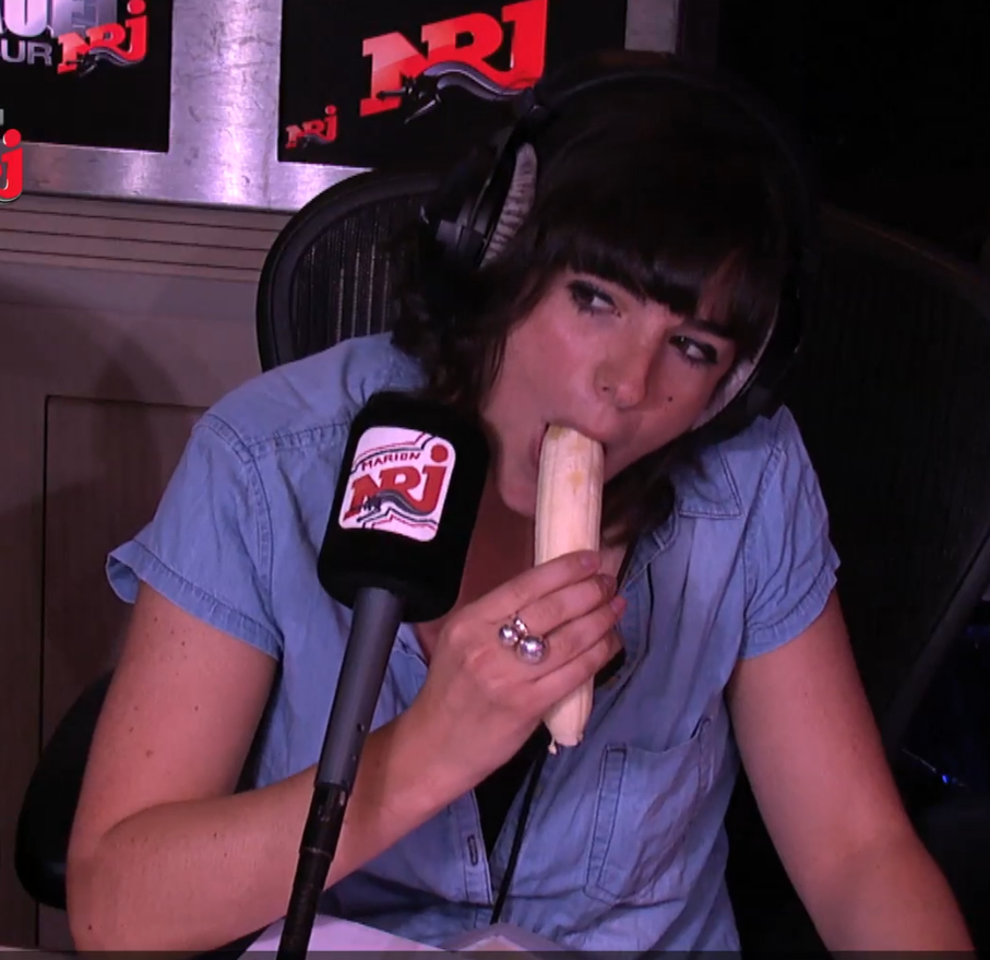 marion suce une banane2.PNG