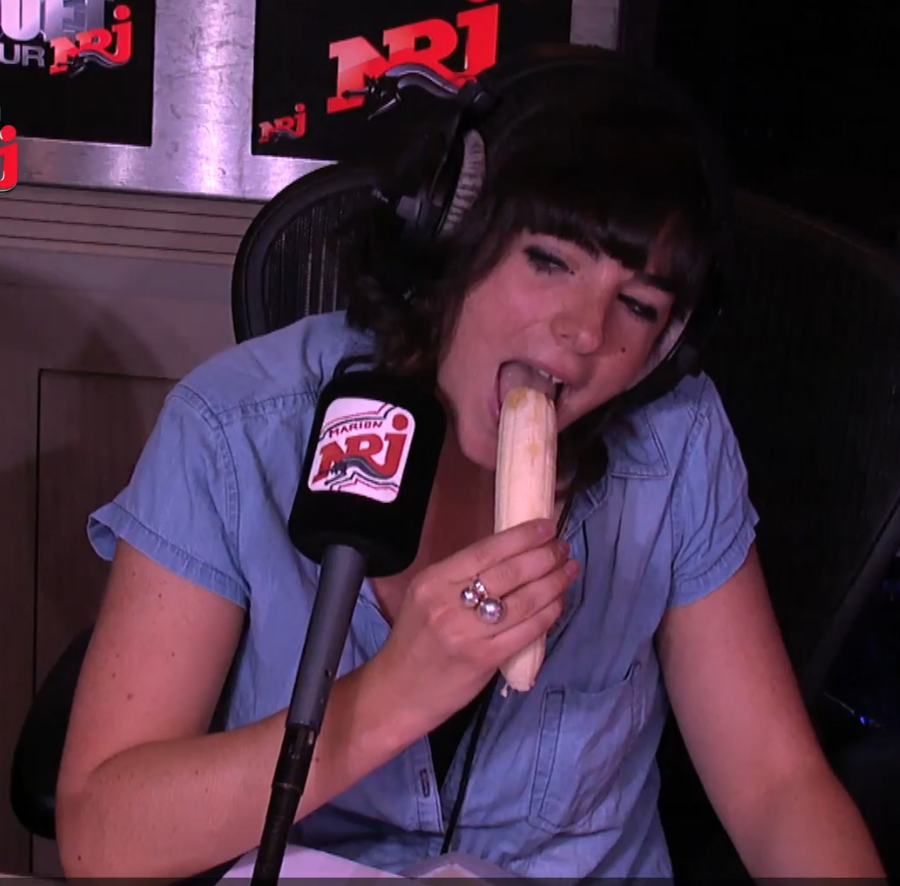 marion suce une banane1.PNG