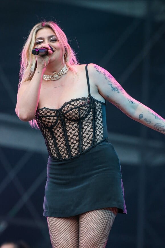 7281123-louane-lors-de-l-edition-2022-du-mainsqu-580x0-2.jpg