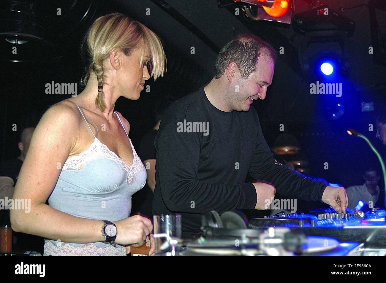exclusif-sebastien-cauet-et-presentateur-de-la-television-francaise-et-cecile-de-menibus-casse...jpg