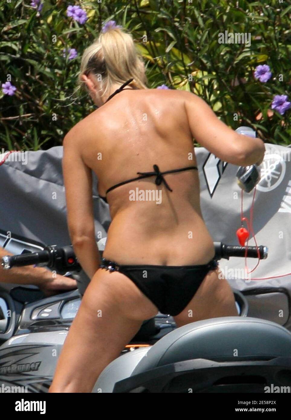 exclusif-cecile-de-menibus-et-yann-delaigue-passent-le-deuxieme-jour-de-leurs-vacances-a-faire...jpg