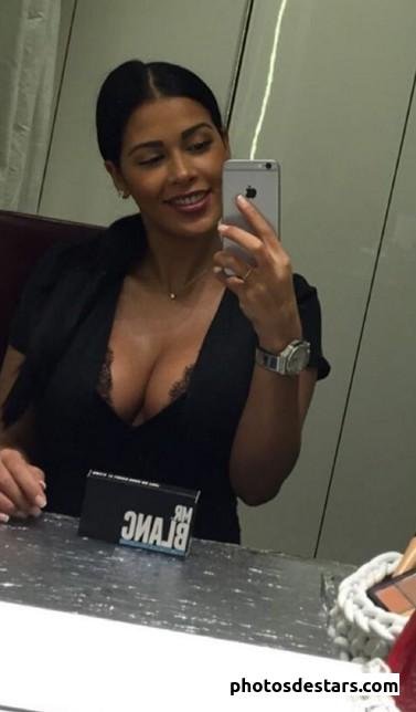 Ayem_Nour_portrait,visage,sourire,decollete,selfie_1533484122.jpg
