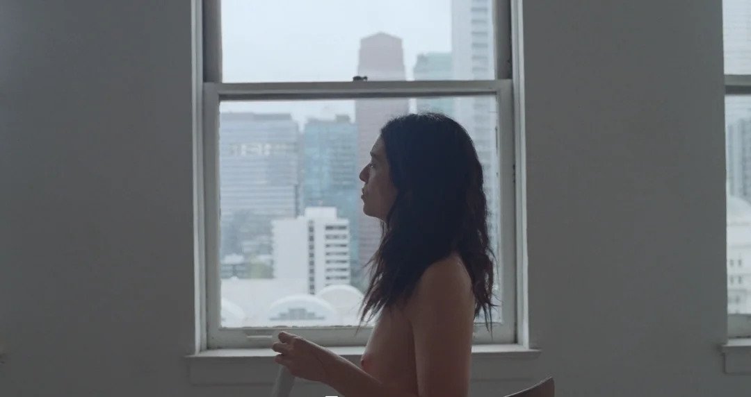 lorde-topless-in-new-music-video-v0-0tdfy55qrn3f1.jpg