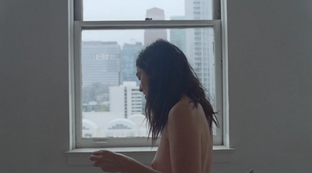 lorde-topless-in-new-music-video-v0-i9kqm45qrn3f1.jpg