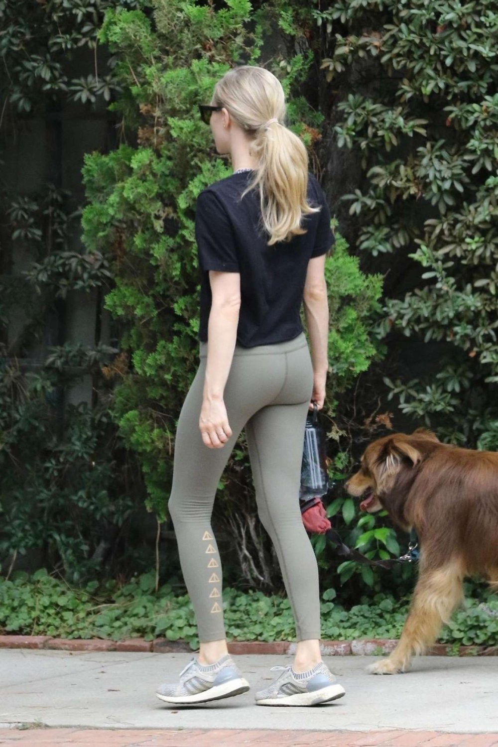 Amanda-Seyfried_-Hiking-Candids-In-Los-Angeles-02.jpg