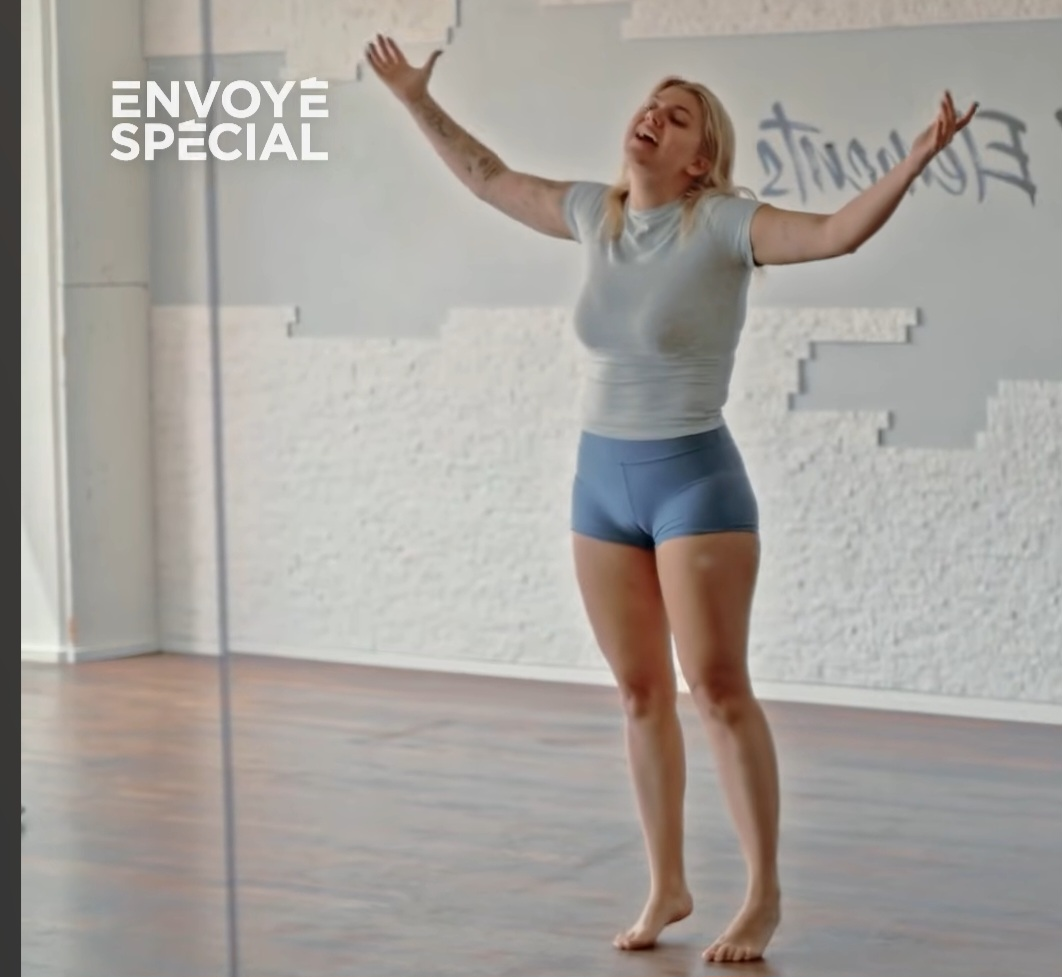 Louane-Emera-Feet-8629359.png