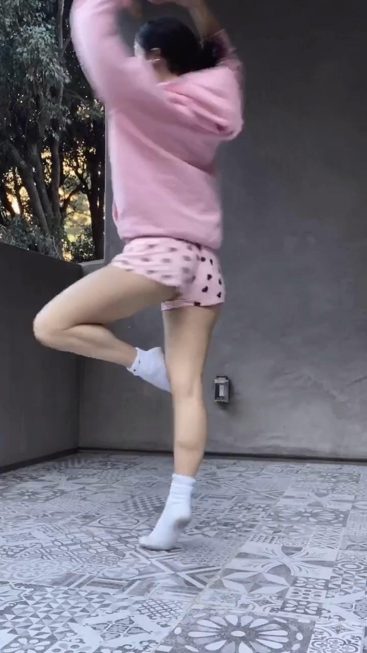 charli_damelio_ballet_stretching_dance_video_leaked-IJAHAU.jpg
