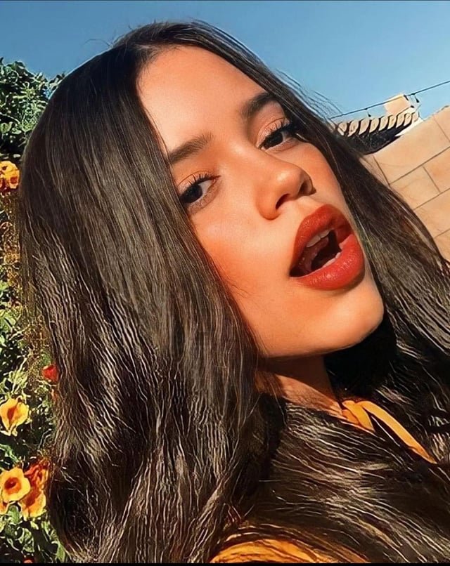 jenna-ortega-red-lipstick-v0-fkx8y4or7zta1.jpg