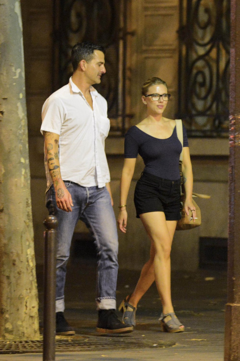 Scarlett_Johansson_dines_at_Schmuck_restaurant_in_Paris_France_August_19_2012_001.jpg
