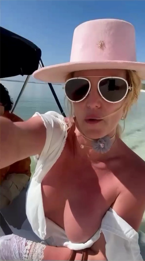 britneyspears__2025-08-24T021250.000Z.mp4_000005133.png